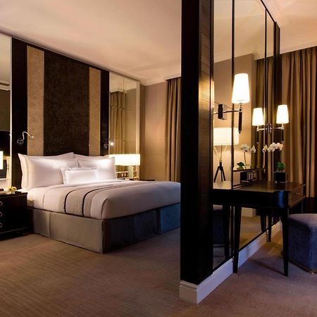 Готель The Ritz-Carlton, Куала-Лумпур Екстер'єр фото A bedroom at The Hari