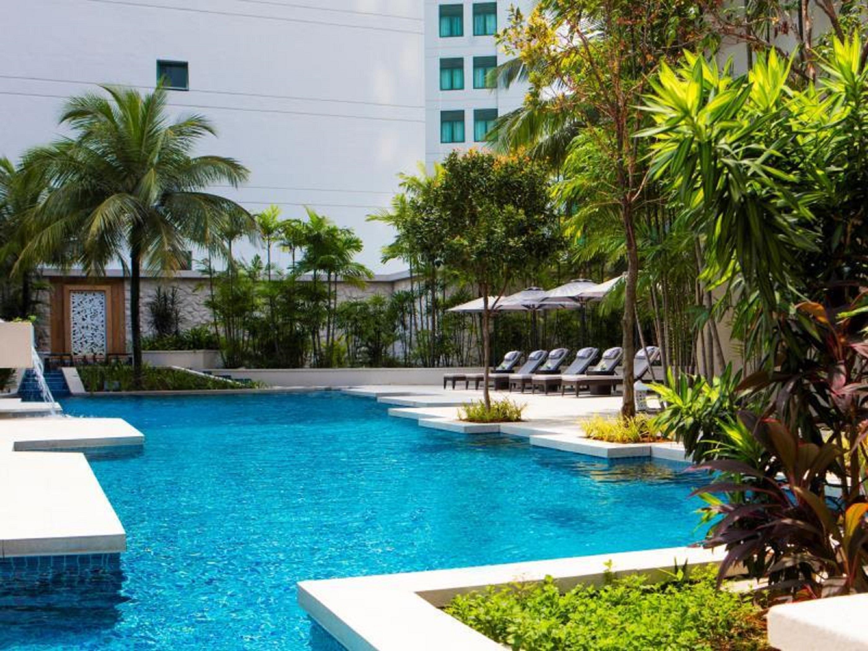 Готель The Ritz-Carlton, Куала-Лумпур Екстер'єр фото The pool at the hotel