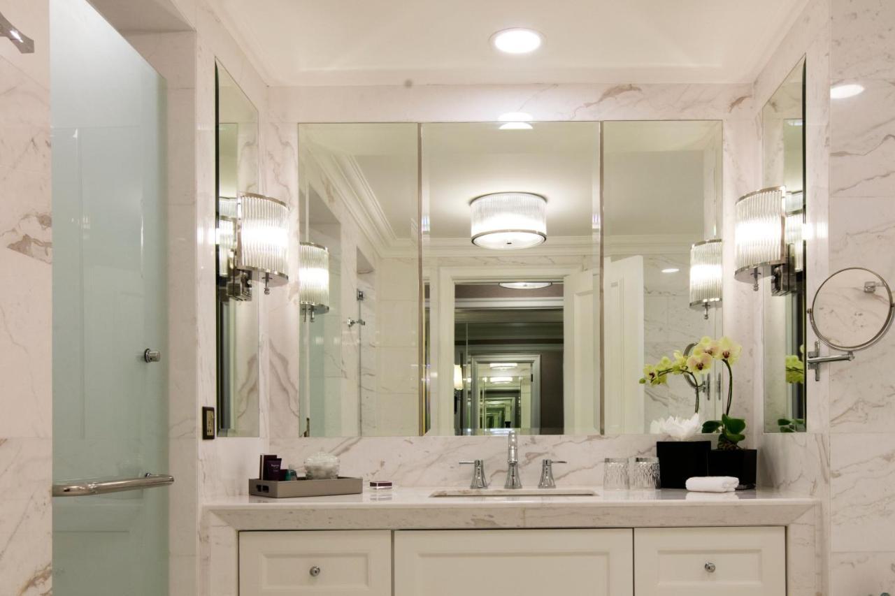 Готель The Ritz-Carlton, Куала-Лумпур Екстер'єр фото Bathroom vanity