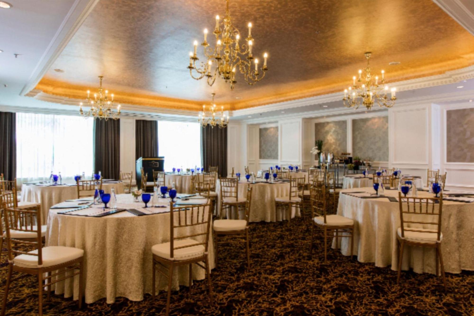 Готель The Ritz-Carlton, Куала-Лумпур Екстер'єр фото The ballroom at the Manila Polo Club