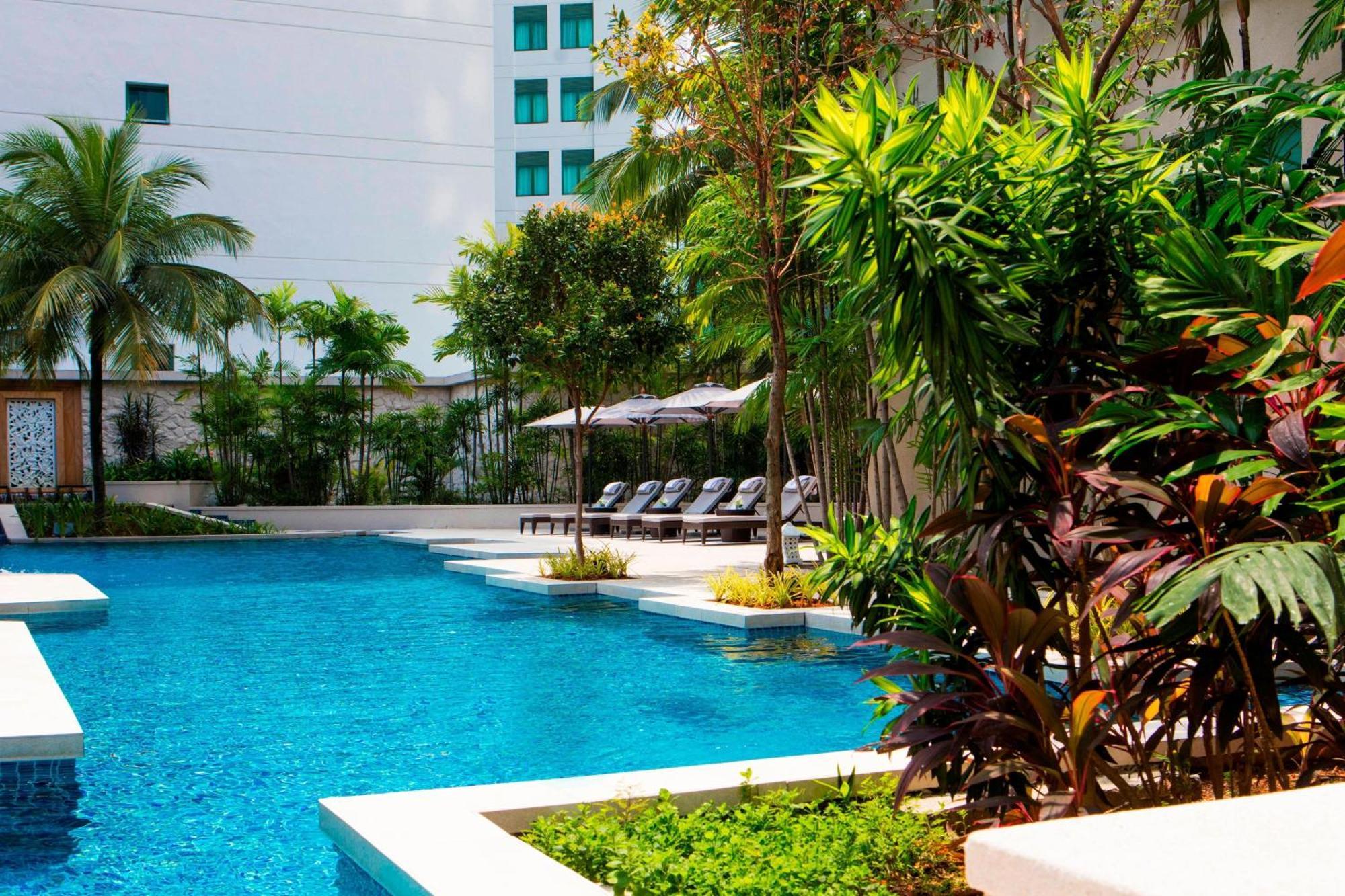 Готель The Ritz-Carlton, Куала-Лумпур Екстер'єр фото The pool at the hotel