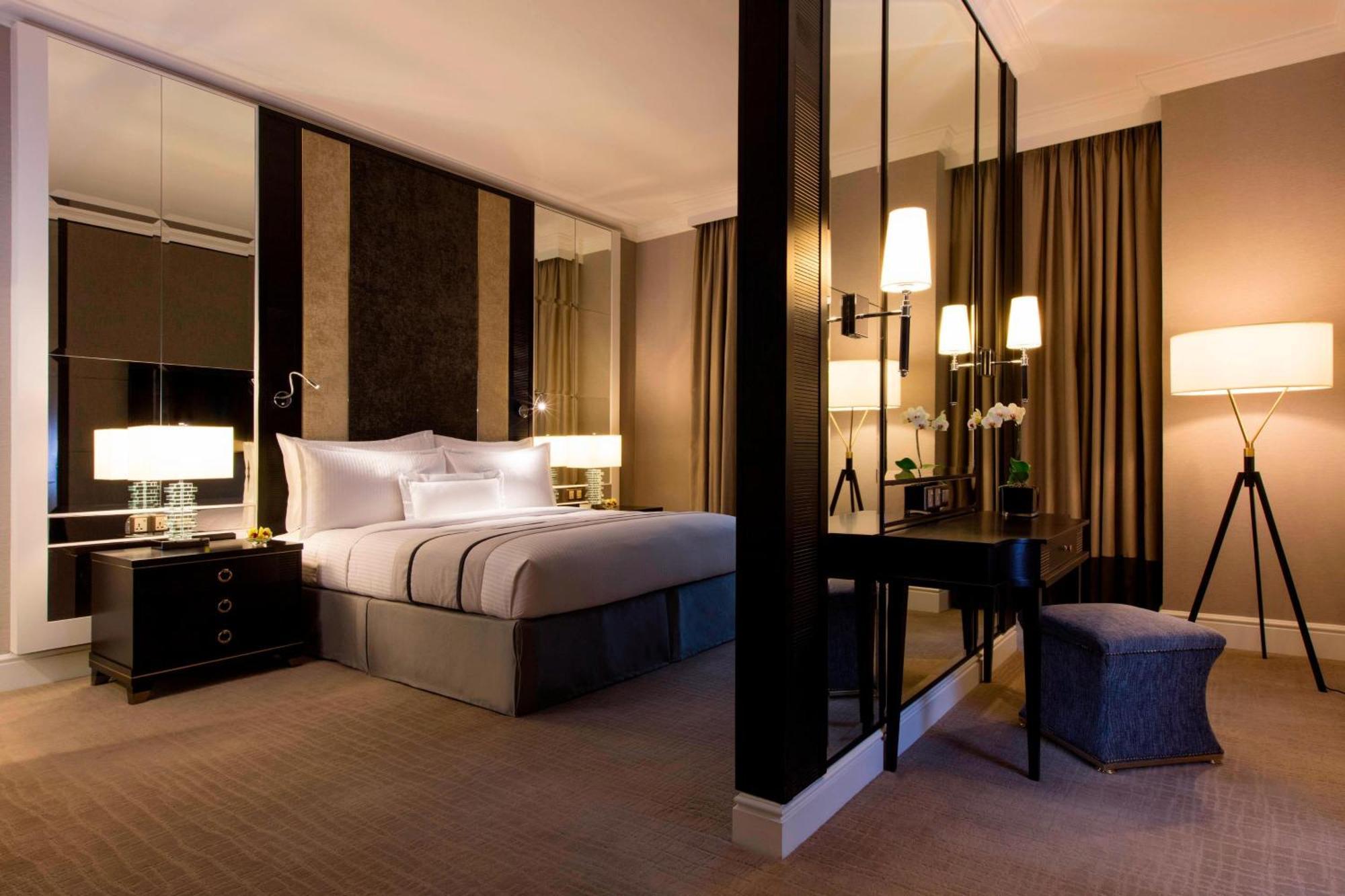 Готель The Ritz-Carlton, Куала-Лумпур Екстер'єр фото A bedroom at The Hari