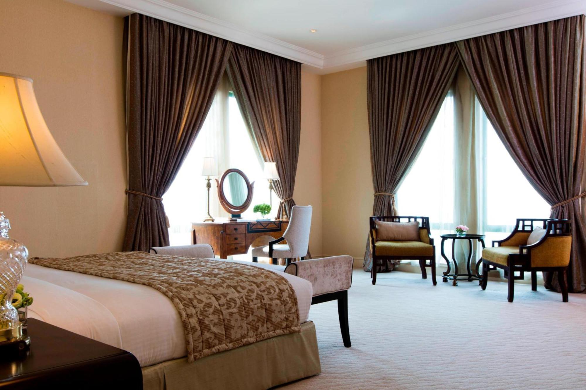 Готель The Ritz-Carlton, Куала-Лумпур Екстер'єр фото A bedroom at the Jumeirah Emirates Towers Hotel