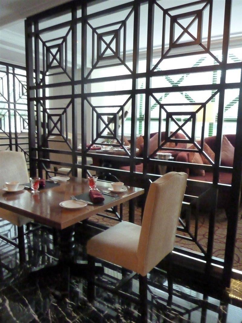 Готель The Ritz-Carlton, Куала-Лумпур Екстер'єр фото Interior of a restaurant in the city
